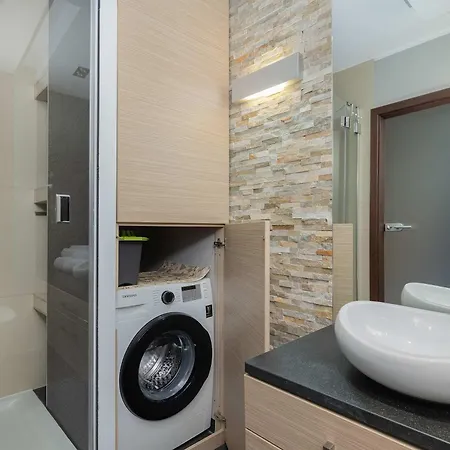 Cozy In The Center By Renters Apartment